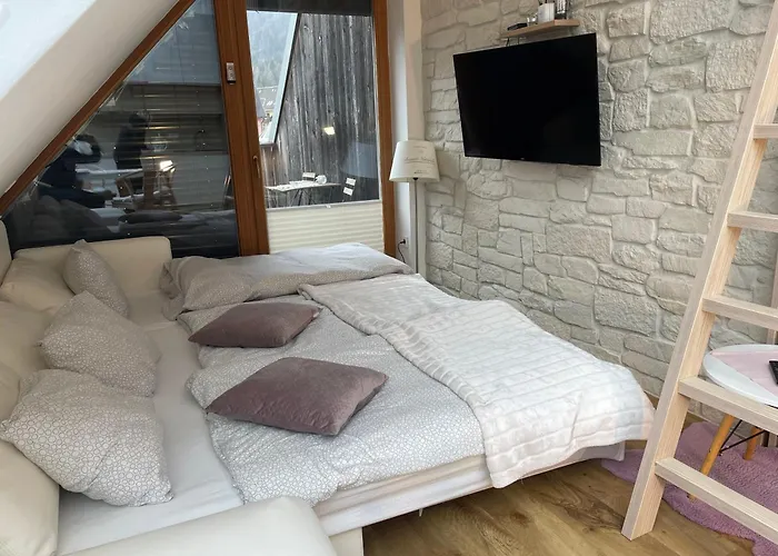 Obsidian & Pearl كْرانْيِسكا غورا